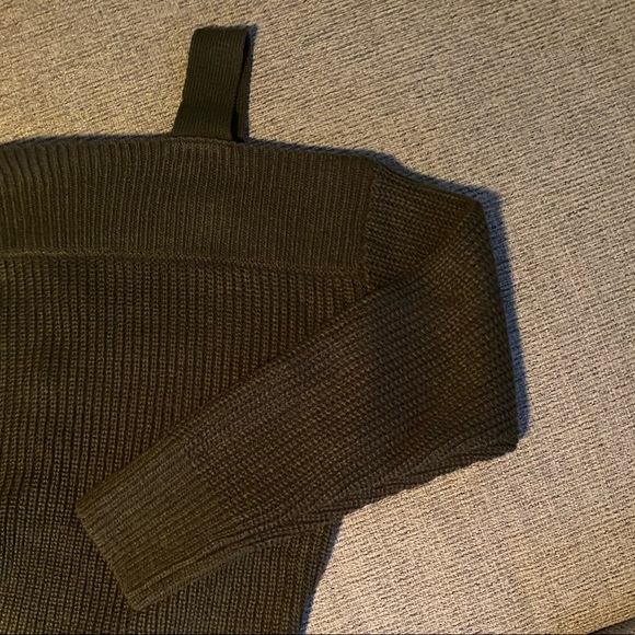 Cold shoulder sweater - Picture 2 of 3